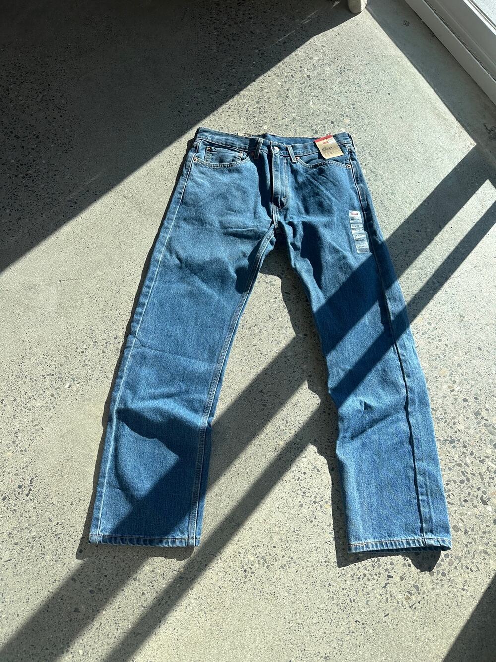 Levi’s Men’s 34x32 505 Regular Fit Jeans Medium Wash Denim Straight Leg NWT